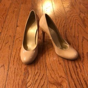 Stuart Weitzman nude patent leather heels
